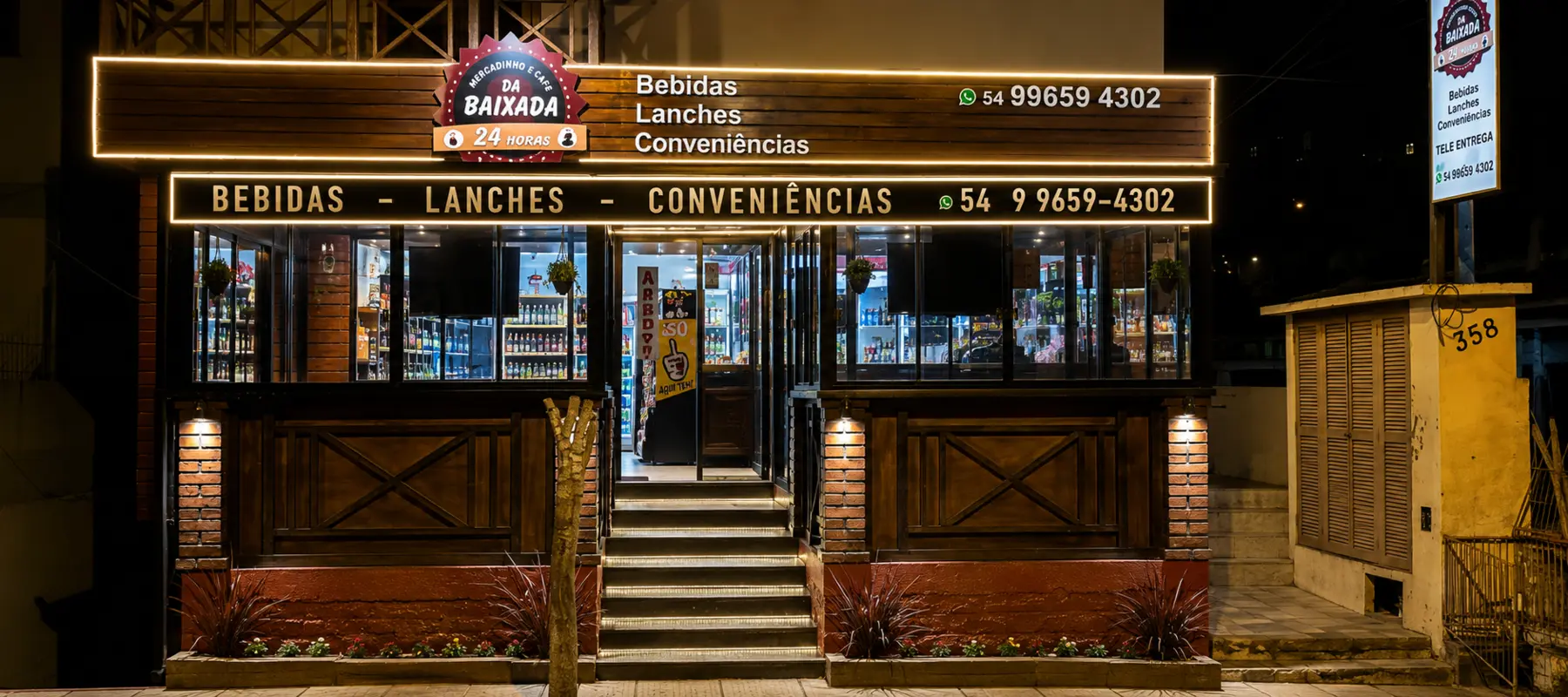 Fachada iluminada da primeira loja da Baixada à noite